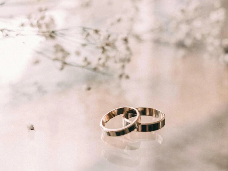 featured image ilustrasi apa itu emas putih dan bagaimana perbedaannya dengan emas kuning