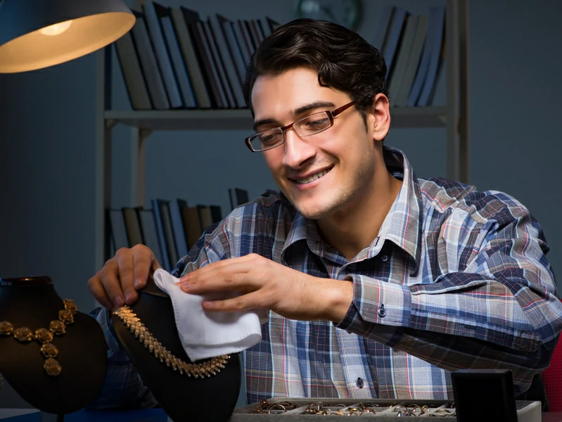 featured image ilustrasi cara membersihkan perhiasan emas di rumah dengan bahan alami