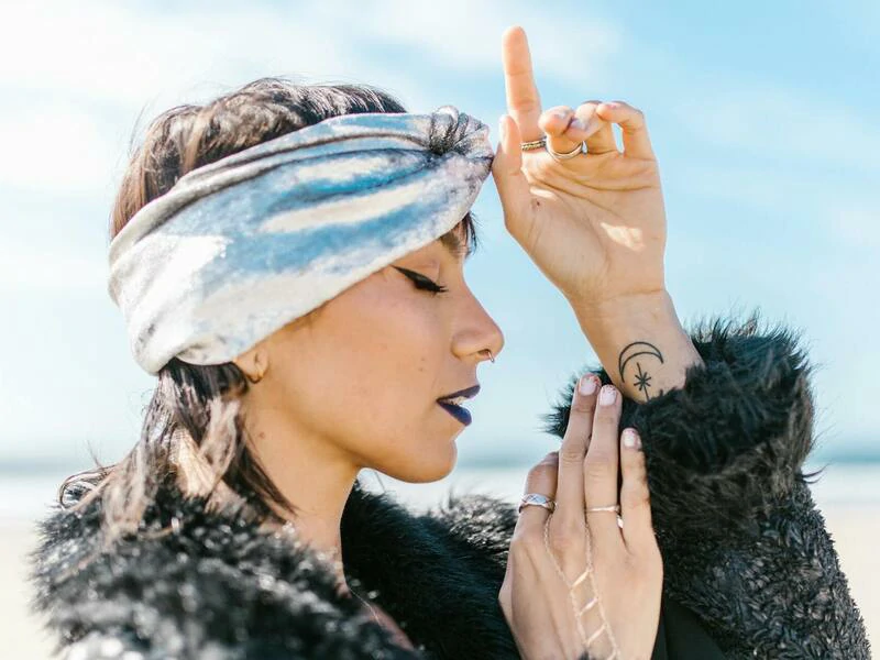 featured image ilustrasi cara mengkombinasikan perhiasan emas dengan outfit kasual