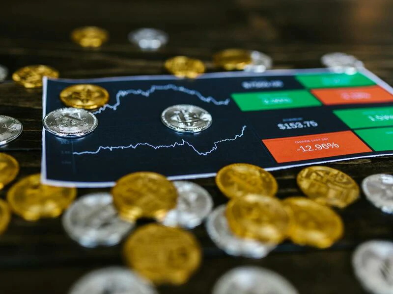 featured image ilustrasi investasi emas vs saham mana yang lebih menguntungkan